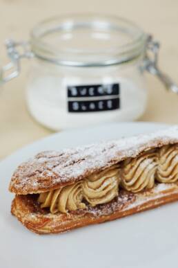 Éclair saupoudré de sucre glace maison