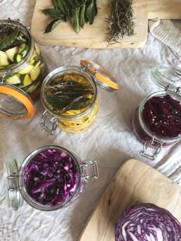 Pickles maison dans bocaux