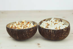 Pop corn salé et sucré dans bol coco