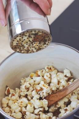 Saupoudrer le pop corn de sucre